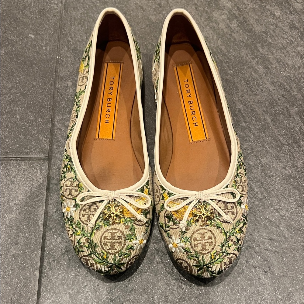 Tory Burch Green and Cream Embroidered Flats